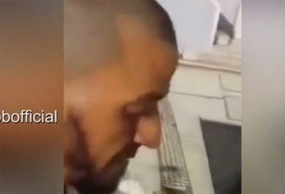 بالفيديو : معتمر مغربي مبتور اليدين والرجلين يتوضأ بنفسه في الحرم