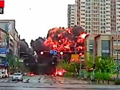 لحظة سقوط مروحية وسط مبان سكنية .. فيديو