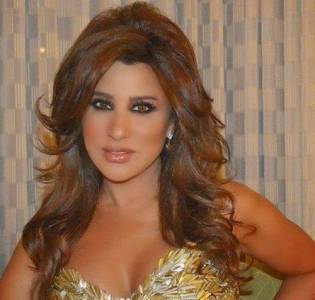 صورة: نجوى كرم وعلي جابر متشابكَيْ الأيدي