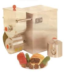 ماكينة فلافل تبتر يد طفل داخل مطعم والده بحي نزال