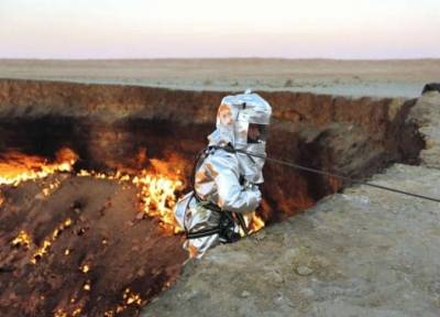 بالفيديو والصور.. أول إنسان يقتحم «بوابة الجحيم»
