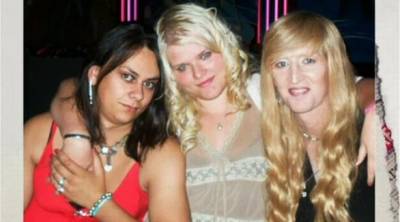 بريطانية تدعم والدها وزوجها للتحول إلى نساء