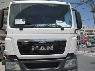 وزارة البلديات تتبرع بضاغطة للنفايات لبلدية عجلون