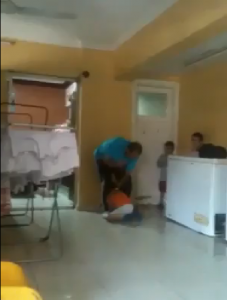 مدير دار أيتام يعذب الأطفال بطريقة وحشية...فيديو