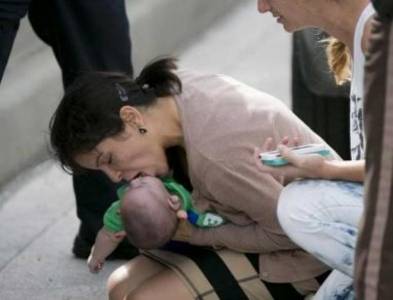 بالصور.. قبلة الحياة التي هزت مشاعر الأميركيين