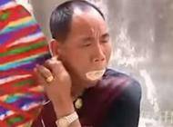 شاهد...تنين بشري ينفث النار من التراب