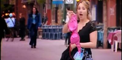 شاهد ماذا سقط من الفتاه فى الشارع