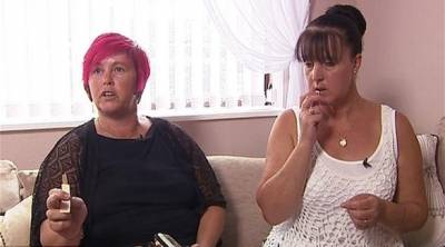 توأم مدمنتان على أكل الشموع والكتب