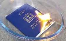 بالفيديو: يهودية تحرق جوازها الإسرائيلي تضامناً مع غزة