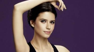 صور.. بيرين سات فاطمة في حمام السباحة بتركيا