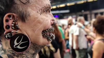 الرجل الشيطان يوضح حادثة منعه من دخول أراضي دولة الإمارات (فيديو)