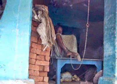 فيديو: هندي يقيد أخاه ووالده بالسلاسل منذ 20 عاماً