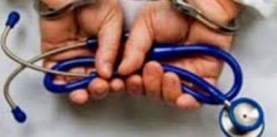 طبيب يستخدم هاتفه في تصوير النساء في عيادته