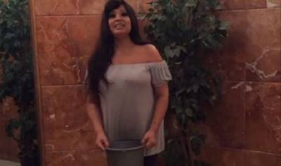 فيفي عبده تخوض تحدي جردل الثلج (فيديو)