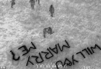 بالصور| شرطة لندن توثق أكثر عروض الزواج رومانسية بالمصادفة