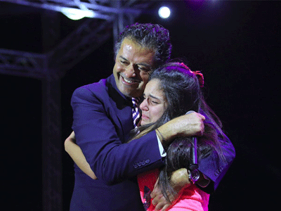 فتاة تقتحم المسرح وتبكي في حضن راغب علامة