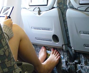 فتاة عشرينية تروي اللحظات المرعبة لإغتصابها من قبل مضيف على متن الطائرة ..!!