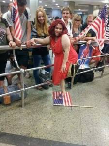 فنانة تدعس العلم الأمريكى بمطار القاهره وسط ضحك الأمريكان