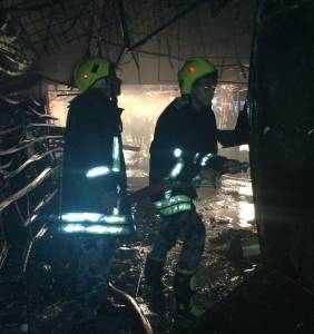 حريق يلتهم أكشاك مجمع الامير عبدالله القديم في الزرقاء  صور