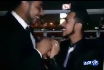 فيديو صادم: مصري شاذ يطلب يد شاب مثله وسط الزغاريد..!
