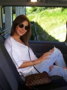 نانسي عجرم بأحضان زوجها ببنطلون جينز ممزق