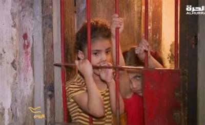 شاهد بالفيديو.. أب يعرض بناته للبيع أمام مقر مجلس الوزراء..!