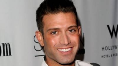 حفيد عمر الشريف: أنا مثلي الجنس.. وموقع أمريكي يعتبره الأب الروحي للشواذ