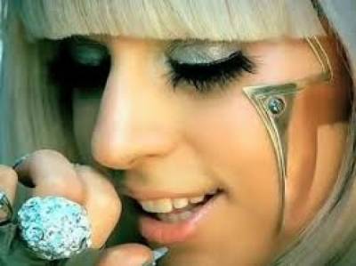 شاهد: الليدي غاغا تدعو جمهورها في إسرائيل وهي شبه عارية لحضور حفلها بعد حفلة الإمارات