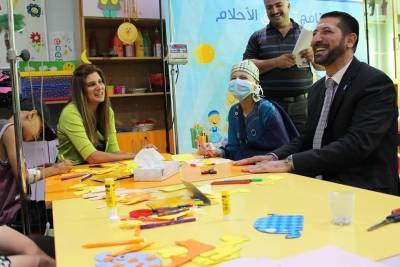 محمد نوح القضاة يزور مركز الحسين للسرطان