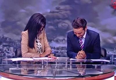 شاهد.. مذيع لبناني لم يستطع كبت ضحكته