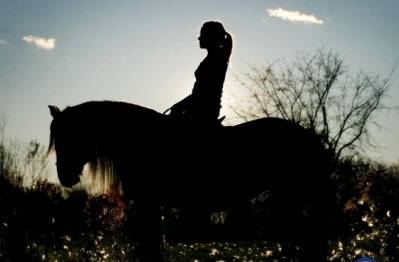 مذيعة عربية شهيرة (غير متزوجة) تجهض حملها عند اسطبل الخيل!!