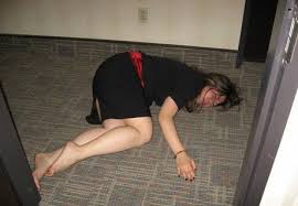 سكرانة لرجال الشرطة: حولونا المخفر ولا تضيعولي السكرة..!