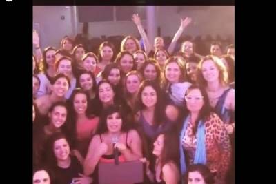 فيديو.. فيفي عبده تعلم راقصات البرازيل الزغرودة