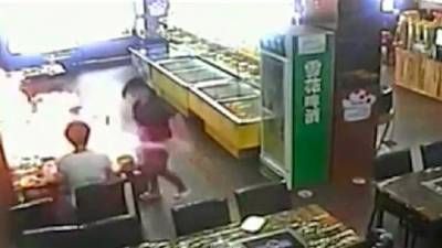 شاهد بالفيديو لحظة اشتعال النار بزبونه  في احد المطاعم