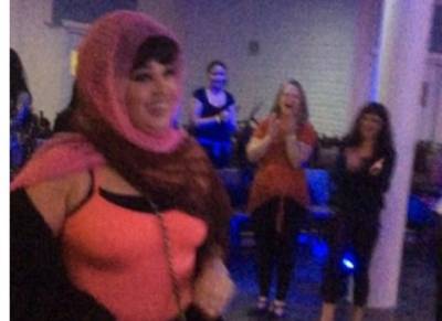 الأم المثالية فيفي عبده ترتدي الحجاب بملابس للرقص