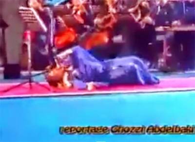 شاهدوا كيف خطف عزرائيل  هذه الفنانه على المسرح