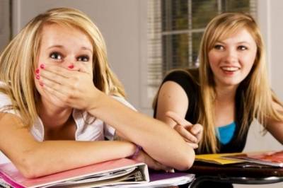 معلمة إسرائيلية نسيت (التابليت) في المدرسة.. فشاهد التلاميذ صورها الإباحية