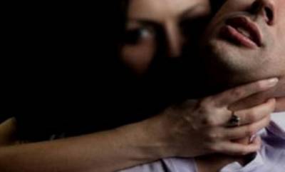 سيدة عشرينية تغتصب جارها بالقوة بعد اقتحام منزله..!!