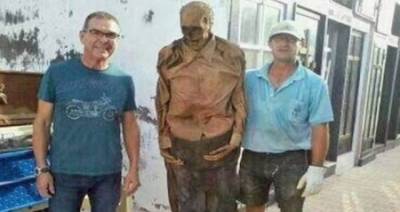 بالصورة ...بعد 23 عامًا من الوفاة.. رجل يخرج جثة خاله لالتقاط صورة تذكارية