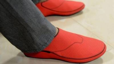 شركة هندية تنتج أحذية تدلك على الطريق