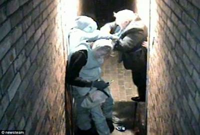 بالفيديو والصور : لحظات لاتصدق.. رجل يواجه ثلاثة لصوص داخل منزله!