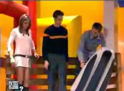 شاهد.. مذيعة تتعرض لحادثة خطيرة على الهواء