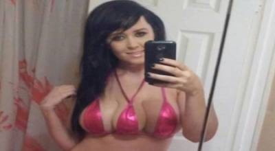 بالصور :  لكل قاعدة شواذ .. فتاة تزرع ثديا ثالثا لتصبح أقل إثارة...!