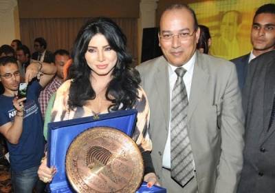 صور .. شفايف وقبلات حارة بين مطربة لبنانية  و ايناس نور  تثير عاصفة من الانتقادات