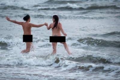 بالصور: المئات من البريطانيين يسبحون عراة بالكامل لأهداف نبيلة