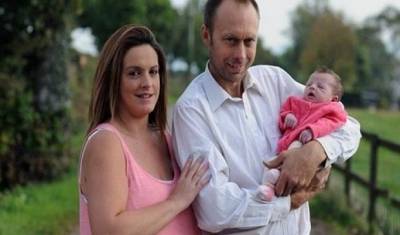 زوجان بريطانيان يحتفلان بولادة أول أنثى في العائلة منذ حوالي 100 عام