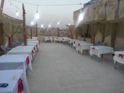 فكرة انسانية متفردة .. بازار دكاكين على الطابق السادس بالهواء الطلق صور