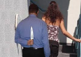 رجل يسهل الدعارة بمساعدة والده لشقيقته وزوجته ... وهكذا تم كشفهم