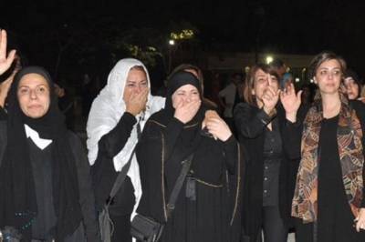 صور و فيديو..بكاء هستيري و حزن شديد يخيم على نجوم الفن في جنازة خالد صالح