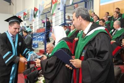 جامعة الزرقاء تخرج الفوج السابع عشر للفصل الصيفي من طلبتها
